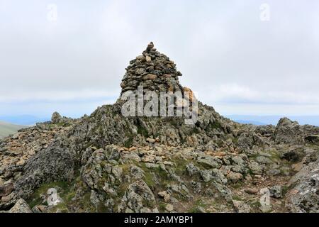 Summit Cairn on Raise Fell, Helvellyn range, Lake District National Park, Cumbria, Angleterre, UK Raise Raise Fell est l'un des 214 Wainwright fells. Banque D'Images