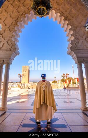 Très belle place avec tour Hassan au Mausolée de Mohammed V à Rabat, Maroc Banque D'Images