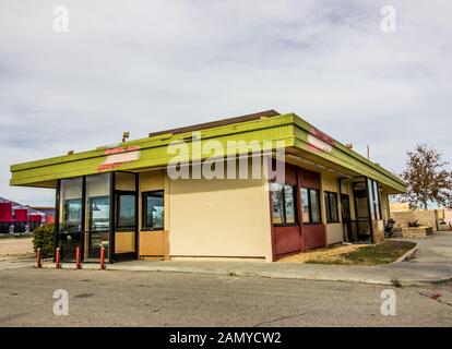 Ancien Restaurant Abandonné Avec Guichet Du Service Au Volant Banque D'Images