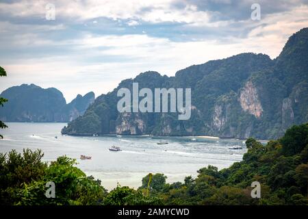 Des vedettes rapides et traditionnels des bateaux naviguant en mer Andaman comme vu à partir de la vue dans les îles Phi Phi en Thaïlande. Banque D'Images