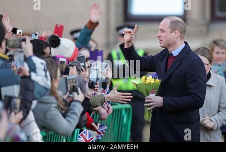 Le duc de Cambridge parle aux gens de la région lorsqu'il part après une visite à l'hôtel de ville de Bradford pour rejoindre un groupe de jeunes de toute la communauté pour entendre parler de la vie dans la ville. Banque D'Images