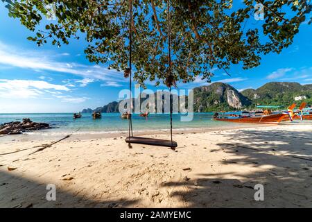 Swing pendre du cocotier sur la plage, île de Phi Phi, Thaïlande ; Banque D'Images