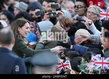 La duchesse de Cambridge parle aux wellers après une visite avec son mari, le duc de Cambridge, à l'hôtel de ville de Bradford pour rejoindre un groupe de jeunes de toute la communauté pour entendre parler de la vie dans la ville. Banque D'Images