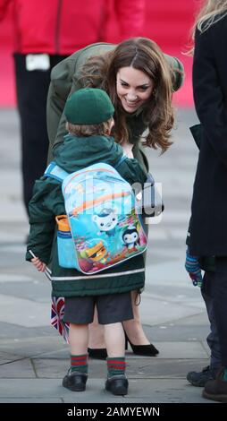 La duchesse de Cambridge parle à un enfant scolaire local après une visite avec son mari, le duc de Cambridge, à l'hôtel de ville de Bradford pour rejoindre un groupe de jeunes de toute la communauté pour entendre parler de la vie dans la ville. Banque D'Images