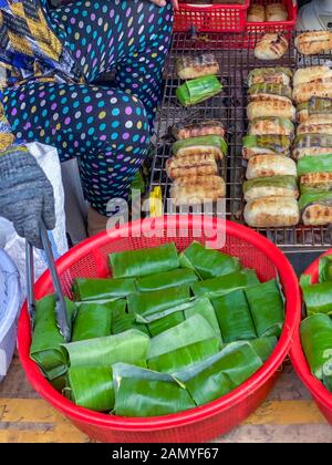 Le riz gluant grillé enveloppé de feuilles de bananier au marché cambodgien Banque D'Images