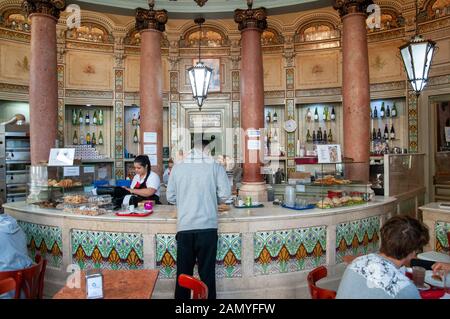 Intérieur d'une boulangerie traditionnelle portugaise, Pastelaria Padaria Sao Roque, Bairro Alto, Lisbonne, Portugal Banque D'Images