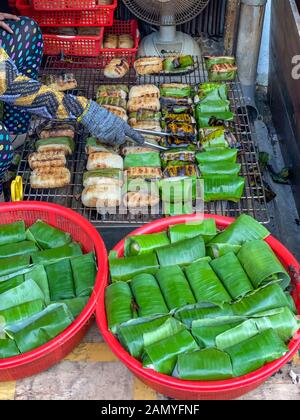 L'alimentation de rue- Cambodge riz gluant grillé enveloppé de feuilles de banane Banque D'Images