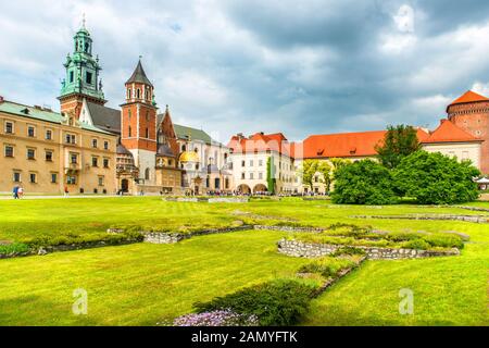 La cathédrale du Wawel à Cracovie, Pologne. Pelouse verte contre le château Banque D'Images