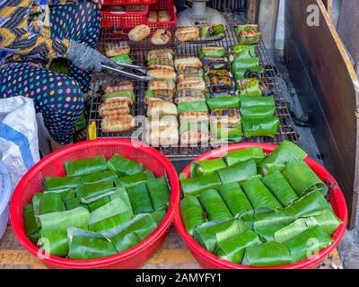 Banane grillée riz collant au Cambodge street food market Banque D'Images