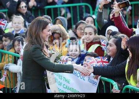 La duchesse de Cambridge parle aux wellers après une visite avec son mari, le duc de Cambridge, à l'hôtel de ville de Bradford pour rejoindre un groupe de jeunes de toute la communauté pour entendre parler de la vie dans la ville. Banque D'Images