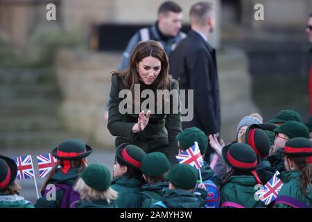 La duchesse de Cambridge parle aux enfants locaux après une visite avec son mari, le duc de Cambridge, à l'hôtel de ville de Bradford pour rejoindre un groupe de jeunes de toute la communauté pour entendre parler de la vie dans la ville. Banque D'Images