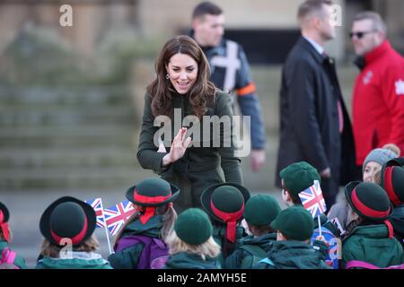 La duchesse de Cambridge parle aux enfants locaux après une visite avec son mari, le duc de Cambridge, à l'hôtel de ville de Bradford pour rejoindre un groupe de jeunes de toute la communauté pour entendre parler de la vie dans la ville. Banque D'Images