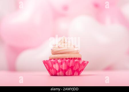 Amour saint valentin décoration cupcake à la crème de rose et blanc ballons coeur partie arrière-plan avec copie espace pour le texte Banque D'Images