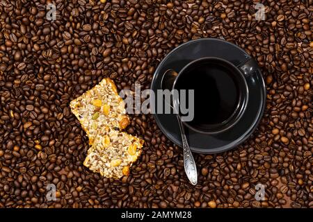 Tasse à café blanc et les cookies sur les grains de café - image d'arrière-plan Banque D'Images