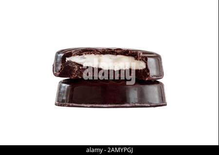 Bonbons de chocolat noir galettes avec un remplissage crémeux à la menthe poivrée et l'absence de morsure. Les bonbons sont isolés sur un fond blanc avec clipping pat Banque D'Images