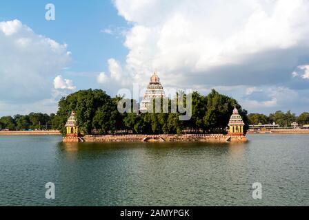 Le temple de hindou sur un bassin, Madurai, Inde du Sud Banque D'Images