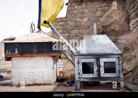 Lampes à huile décoration dans l'équipement d'éclairage traditionnel Tsemo Maitreya temple ou monastère Namgyal Tsemo du peuple tibétain et les voyageurs affaires resp Banque D'Images