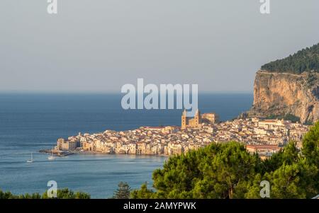Vue aérienne de Cefalu, Sicile. Cefalu historique est une importante destination touristique sur la Sicile. Banque D'Images
