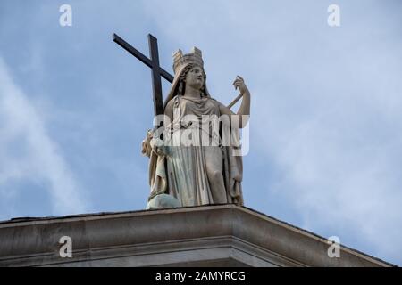 Statue sur le dessus de la Basilique Reale Pontificia San Francesco da Paola Banque D'Images