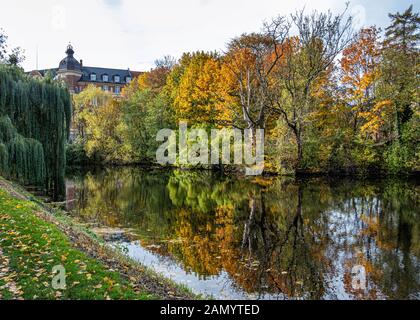 Étang à Churchill parc public avec feuillage automne coloré sur les arbres en automne, Copenhague, Danemark Banque D'Images