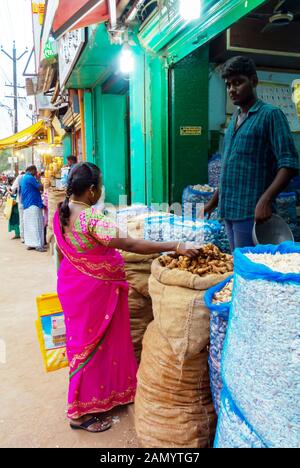 Femme indienne achetant de la nourriture à un marché, Madurai, Inde du Sud Banque D'Images