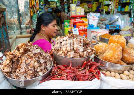 Femme indienne vendant des épices sur le marché alimentaire, Madurai, Inde du Sud Banque D'Images
