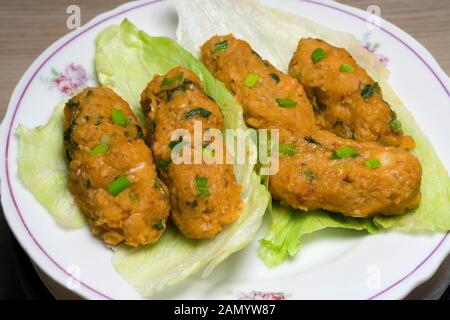 Boules de lentilles qui est une délicieuse cuisine turque nourriture vegan dans une assiette. Banque D'Images