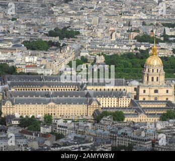 Une belle vue aérienne de la ville de Paris avec le dôme des Invalides. Banque D'Images