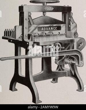 Le magasin d'impression de l'école . Avec L'Aimable Autorisation De L'American Type Founders Company Fig. 55. Le liant Boston pour agrafes LE MATÉRIEL DE SÉLECTION 149 que les élèves peuvent supporter peut être fait dans la salle de formation manuelle. Le type peut être posé dans un cas de travail de combination avec des cas vides pour les petites majuscules.Chaque cas doit contenir 10 livres de type et 2^livres de quads et d'espaces. Avec la permission de la Challenge Machinery Company Fig. 56. Tablier de coupe de papier avancé un couteau de papier, comme la presse, est un investissement permanent, et aucun ne doit être acheté qui n'est pas de détrempage à toutes fins (Fig. 56). Une fraise de 23 pouces sera 150 ANNEXE A. Banque D'Images