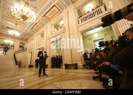 Le Premier ministre britannique Boris Johnston s'adresse aux médias à l'intérieur de la Grande salle des édifices du Parlement à Stormont, Belfast, Irlande du Nord, le 13 janvier 2020. Banque D'Images