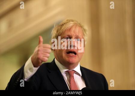 Le Premier ministre britannique Boris Johnson parle aux médias à l'intérieur de la Grande salle des édifices du Parlement à Stormont, Belfast, Irlande du Nord, le 13 janvier 2020. Banque D'Images