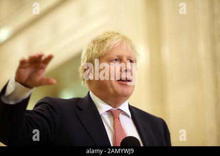 Le Premier ministre britannique Boris Johnson parle aux médias à l'intérieur de la Grande salle des édifices du Parlement à Stormont, Belfast, Irlande du Nord, le 13 janvier 2020. Banque D'Images