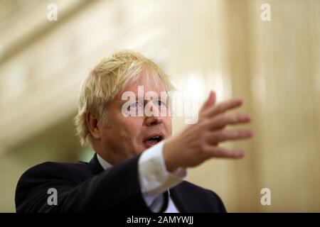 Le Premier ministre britannique Boris Johnson parle aux médias à l'intérieur de la Grande salle des édifices du Parlement à Stormont, Belfast, Irlande du Nord, le 13 janvier 2020. Banque D'Images