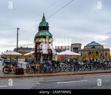 Ancien café kiosque avec tables extérieures sur la place du Roi. Édifice baroque de style Renaissance de 1913 avec toit en cuivre sur Kongens Nytorv, Copenhague, Banque D'Images