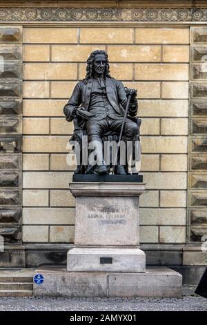 Ludvig Holberg 1875 statue par le sculpteur Theobald Stein hors théâtre royal du Danemark à Copenhague, Danemark Ludvig Holber était un Danish-Norwegian ecrire Banque D'Images