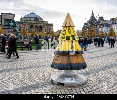 Arbre de Noël décoré par les enfants et les vieux bâtiments historiques de Kongens Nytorv, Copenhague, Berlin Banque D'Images