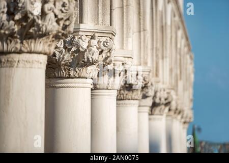 Sculptures de la colonne du Palais des Doges, la Place Saint-Marc, Venise, Italie Banque D'Images