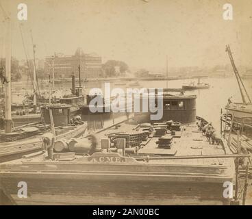 Photographie antique 1891, Queens, scène du port de New York City sur la rivière East. La fabrique de piano Sohmer and Company est un bâtiment historique situé dans le quartier Astoria de Queens, New York. SOURCE : PHOTO ORIGINALE Banque D'Images