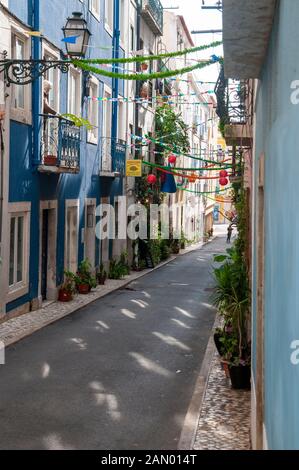 Rue Piétonne Décorée Rua Da Silva, Vieille Ville, Lisbonne, Portugal Banque D'Images