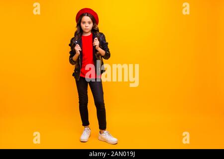 La taille du corps sur toute la longueur de sa vue elle à la mode la mode attrayant beau cheveux long sérieux girl posing wearing streetstyle plus isolés bright Banque D'Images