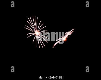 Deux expolde artifice blanc pendant un feu d'artifice à proximité les uns des autres. Banque D'Images