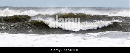 L'océan Atlantique au large de la côte de l'île de Feu New York est très agitée avec de nombreuses vagues formant à partir d'une tempête tropicale et très forts vents soufflant Banque D'Images