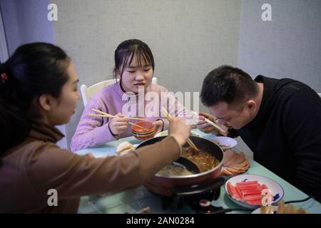 (200115) -- TAIYUAN, le 15 janvier 2020 (Xinhua) -- le couple Zhao Yao (R) et Chen Haiyan (L) ont dîné avec leur fille Zhao Chunyi à Taiyuan, dans la province de Shanxi en Chine du nord, le 14 janvier 2020. Alors que des millions de Chinois renouent avec le festival de la veille du printemps, le nouvel an lunaire de la Chine, Zhao Yao et Chen Haiyan, un couple travaillant tous deux comme chefs d'orchestre sur les trains, rateront à nouveau l'anniversaire de leur fille qui tombe le même jour de la veille, Aussi l'occasion la plus importante de réunion de famille pour les Chinois. Il n'y a que trois fois pour le couple de passer l'anniversaire avec leur d Banque D'Images