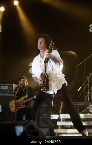 Milan Italie 05/04/2005, concert live de la Reine au Forum Assago : Brian May au cours du concert Banque D'Images