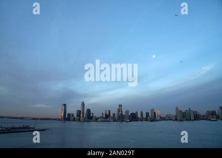 Lever du soleil et coucher de soleil sur le port de New York le 13 janvier 2020. Banque D'Images