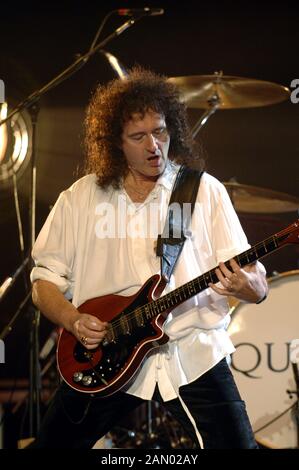 Milan Italie 05/04/2005, concert live de la Reine au Forum Assago : Brian May au cours du concert Banque D'Images