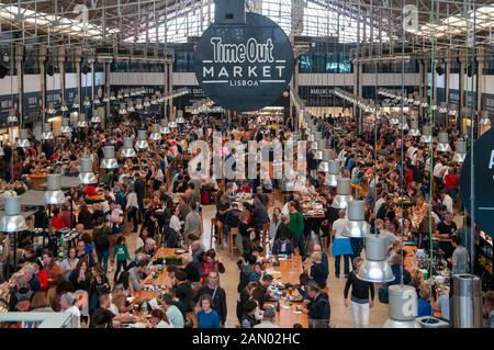 Time Out Market Lisboa est une salle de restauration située dans le Mercado da Ribeira, Lisbonne, Portugal Banque D'Images