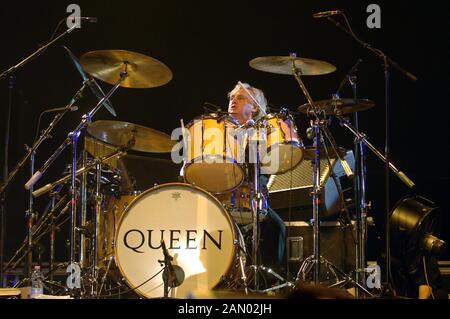 Milan Italie 05/04/2005, concert live de la Reine au Forum Assago : Roger Taylor pendant le concert Banque D'Images