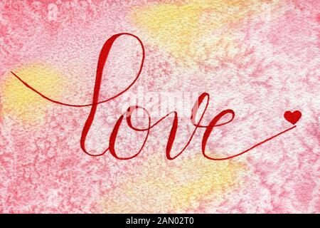 fond d'amour, jour de valentines fond coloré avec mot d'amour écrit à la main, modèle de concept d'amour, fond texturé d'aquarelle Banque D'Images