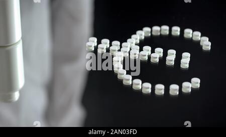 Symbole de l'euro fabriqué à partir de pilules, corruption en médecine, industrie pharmaceutique Banque D'Images